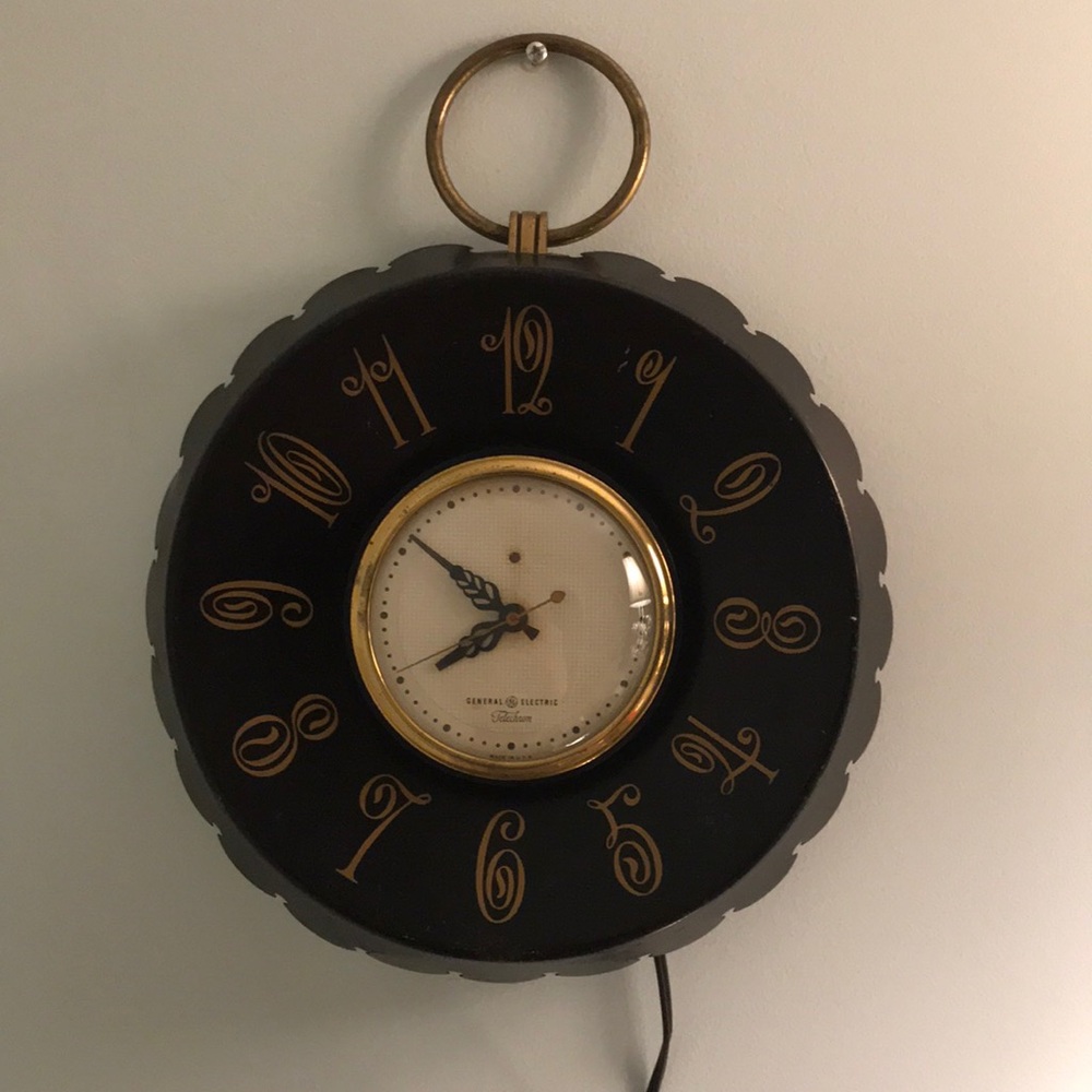 Vintage Mid Century Kitchen Clock Black & Gold Metal Tole Wear Tolewear Plug In